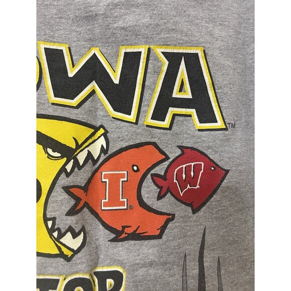 Iowa Hawkeyes Feeding Time Top Of the Food Chain T-Shirt Vintage Y2K Medium - Picture 8 of 14